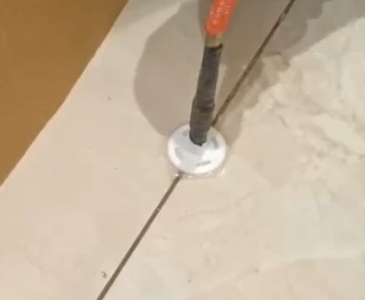 延庆瓷砖空鼓维修公司专业解答瓷砖在铺贴过程中，如果没有涂抹均匀到位的粘结材料（如水泥砂浆或瓷砖胶），可能会导致以下问题