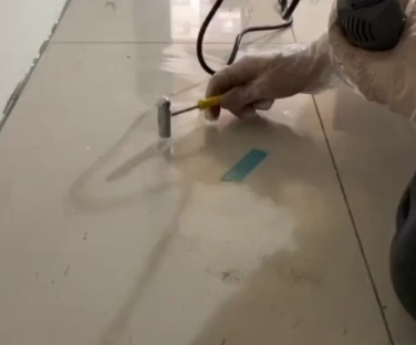 延庆瓷砖开裂维修公司专业分享瓷砖在铺贴前如果没有沥干水分，将会导致以下问题